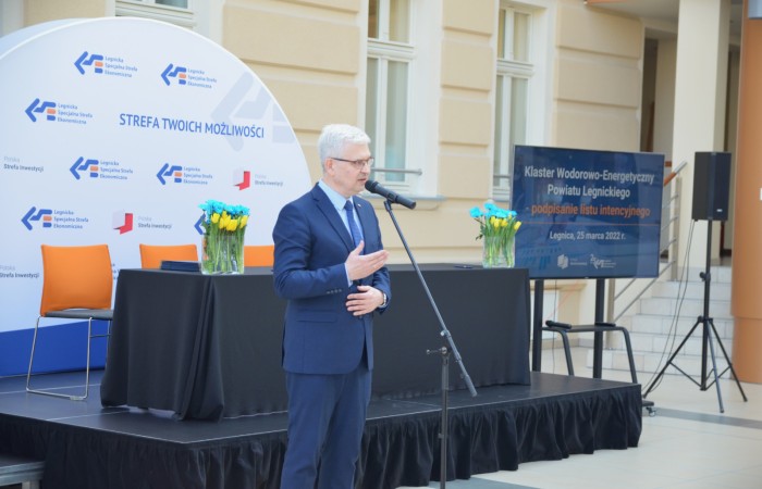 zdjęcie osoby przemawiającej na spotkaniu