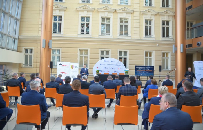 zdjęcie osoby przemawiającej na spotkaniu