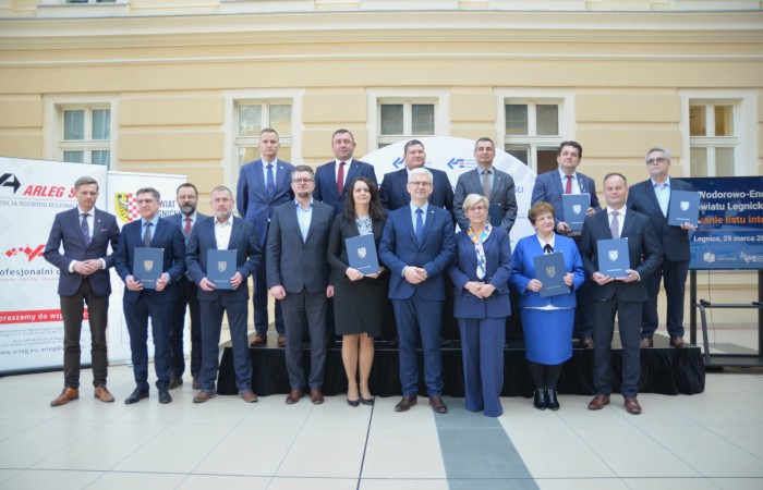 zbiorowe zdjęcie synaotariuszy klastra wodorow-energetycznego