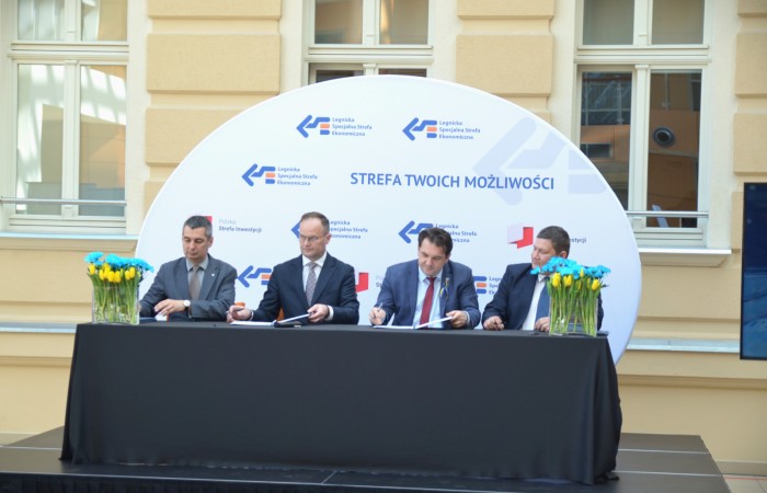 zdjęcie Wójta Gminy Krotoszyce podpisującego list intencyjny - na zdjęciu wraz z innymi sygnotariuszami