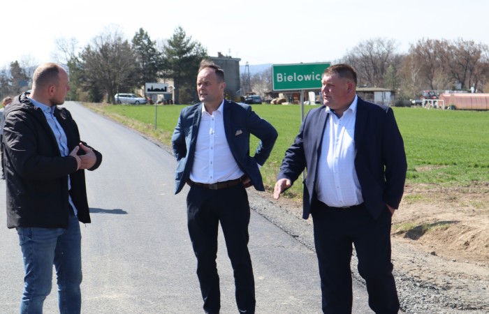 zdjęcie Wójta z osobami odbierającymi drogę po inwestycji