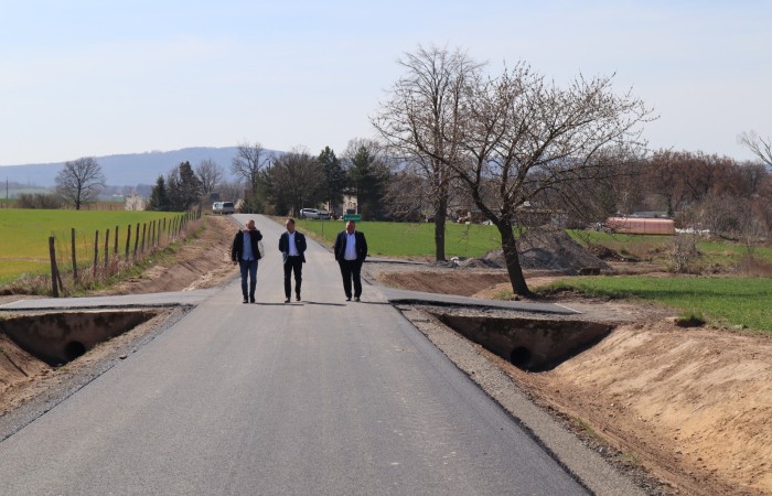 zdjęcie Wójta z osobami odbierającymi drogę po inwestycji