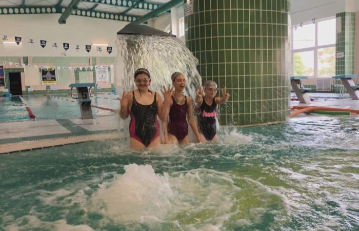 Dzieci pływające na basenie