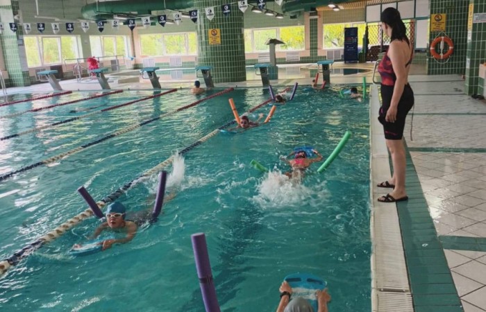 Dzieci pływające na basenie