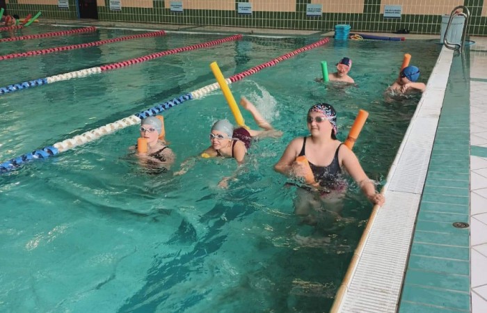 Dzieci pływające na basenie