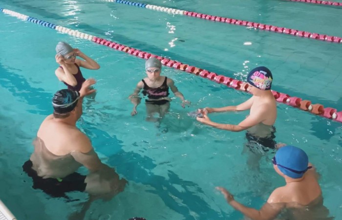 Dzieci pływające na basenie