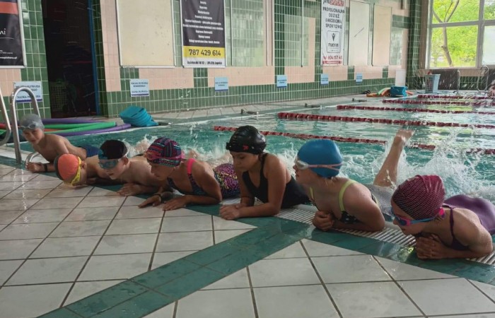 Dzieci pływające na basenie