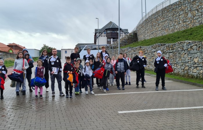 zdjęcie grupowe uczestników turnieju karate