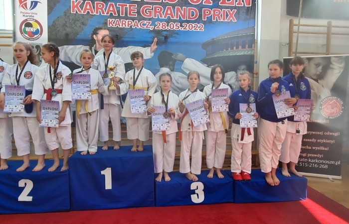 Zwyciżezcy turnieju karate na podium