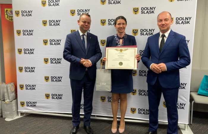 zdjęcie p. Sekretarz z promesą i osobami które wręczały