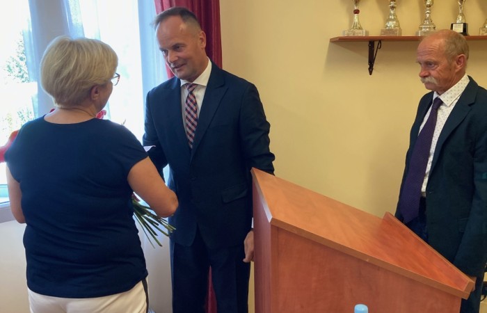wręczenie kwiatów dla p. wójta