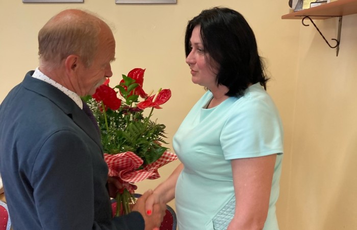 Wręczanie kwaiatów przez przewodniczącego rady gminy dla p. skarbnik