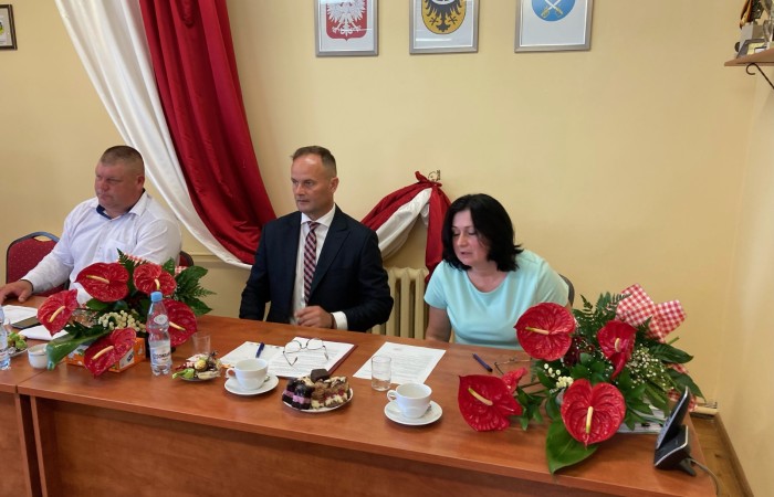 zdjęcie Wójta, p. skarbnik oraz przewodniczącego rady gminy za stołem prezydialnym podczas sesjii