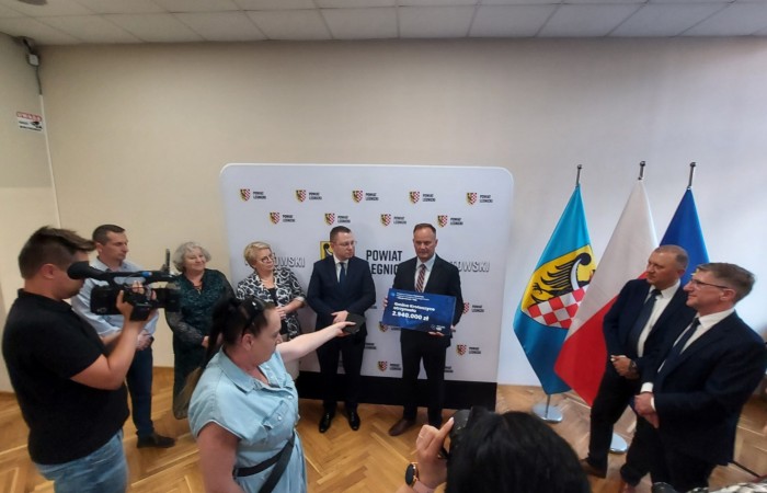 zdjęcie Wójta trzymającego w ręku informację o przyznaniu gminie krotoszyce dotacji